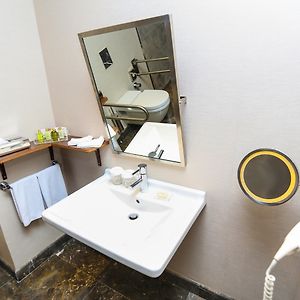 Chambre Standarde Lit Queen-Size avec Accès aux Personnes Handicapées
